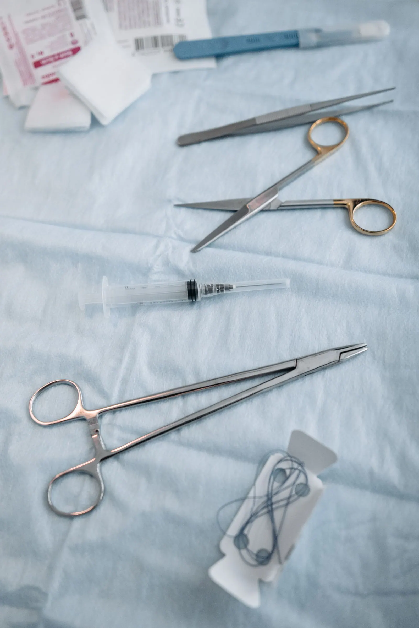 Surgical instruments arranged on a clinical surface